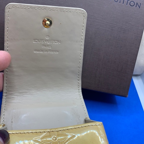 🔥 LOUIS VUITTON
Monogram Vernis “Gold”  Cell Phone Holder - Picture 7 of 9
